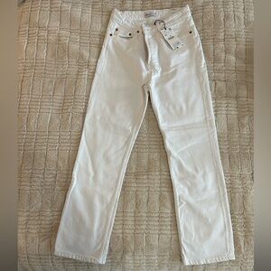 NEW - ZARA 
High-Rise Ankle length
White Jeans
Size EUR 40 - USA 8